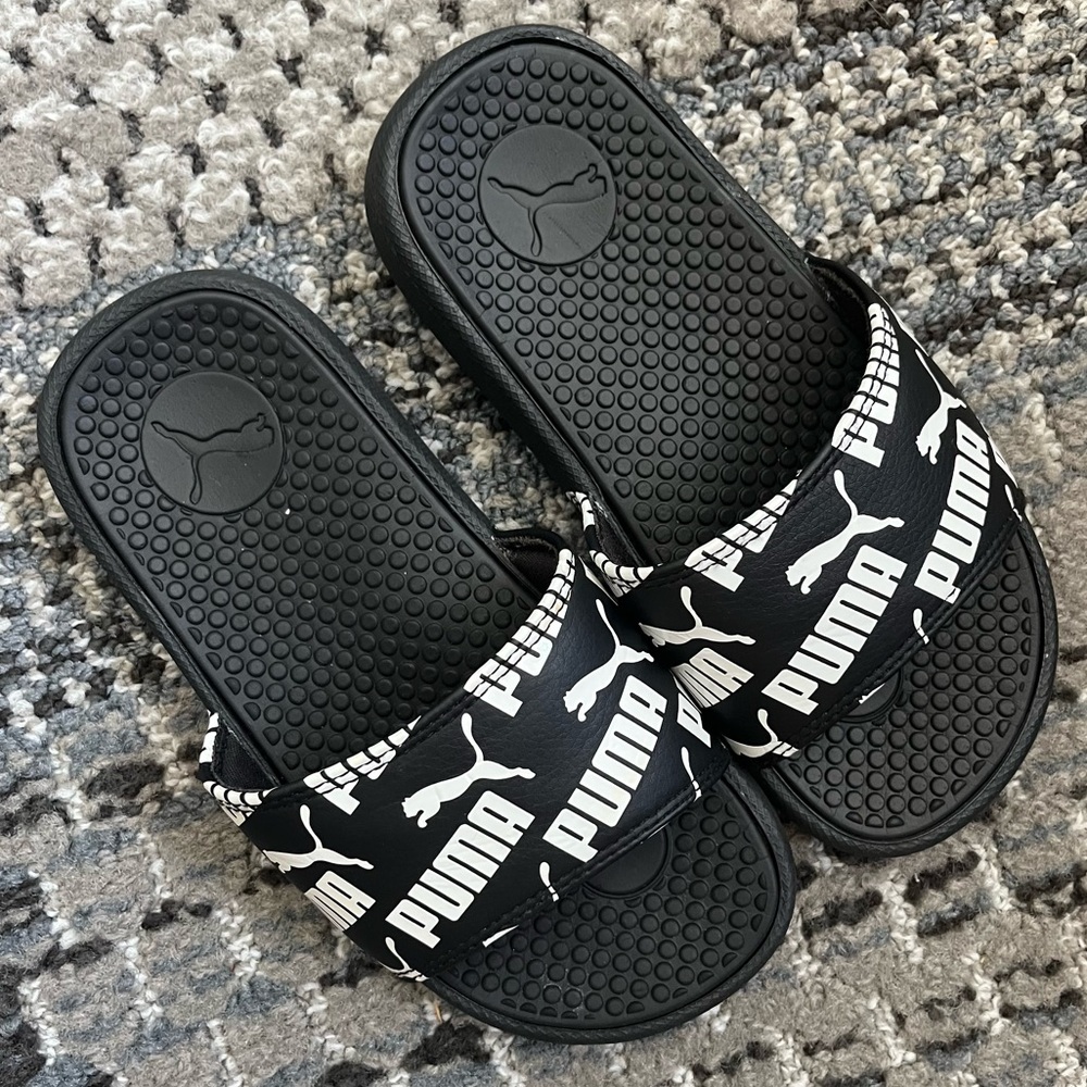 🩴 Puma Toddler Black White Spell Out Little Boys Slip On Sandals Shoes Size 13